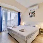 At - Sea View Апартамент